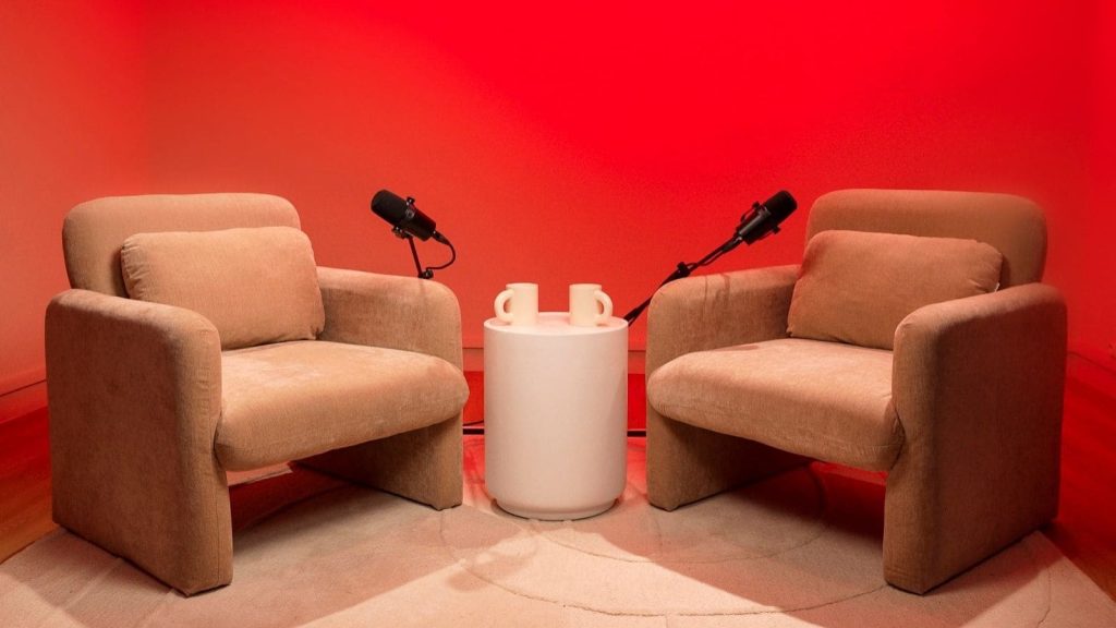 Studio podcast Paris rouge